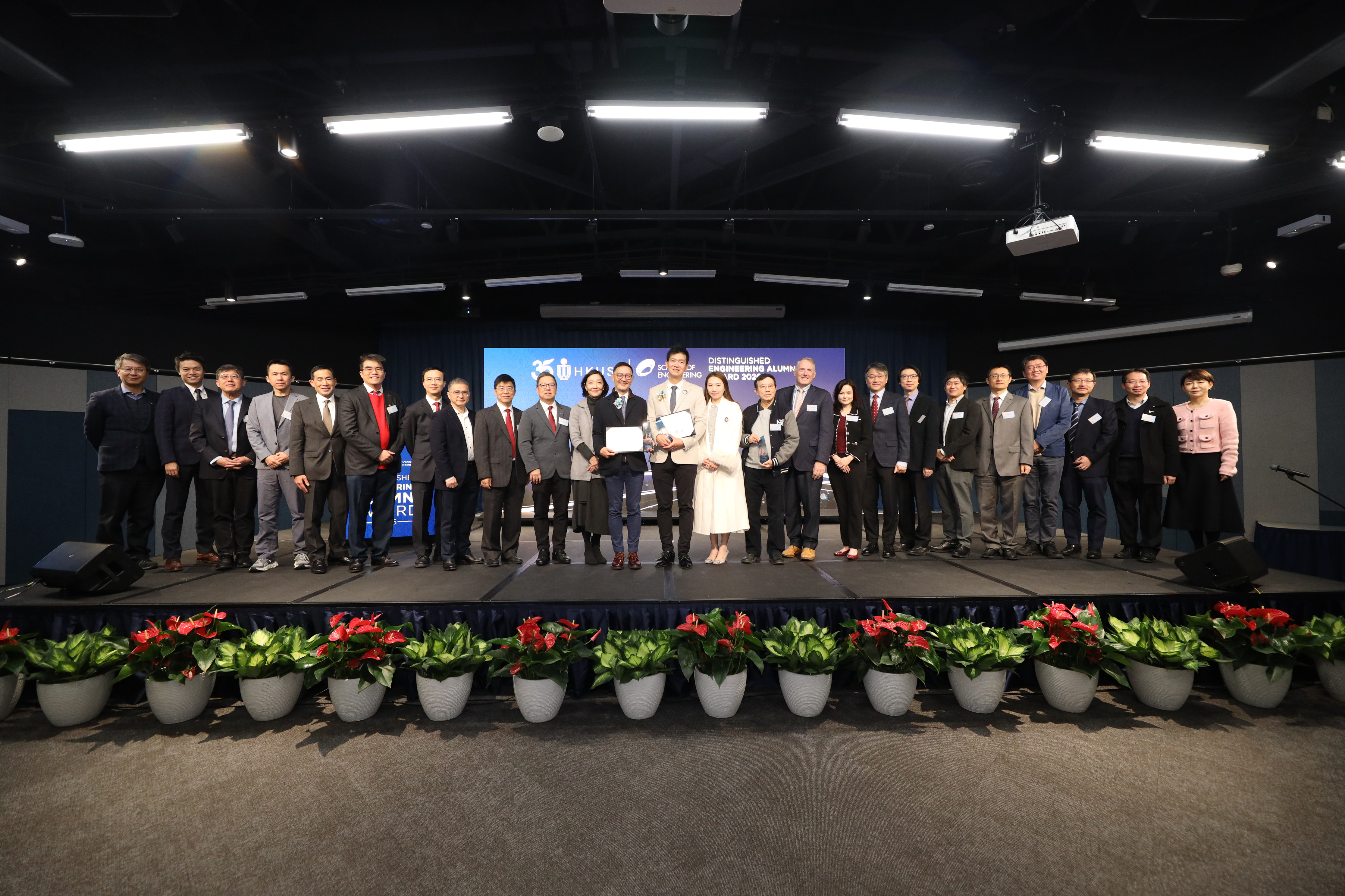 得獎人與科大及工學院的高層合照。