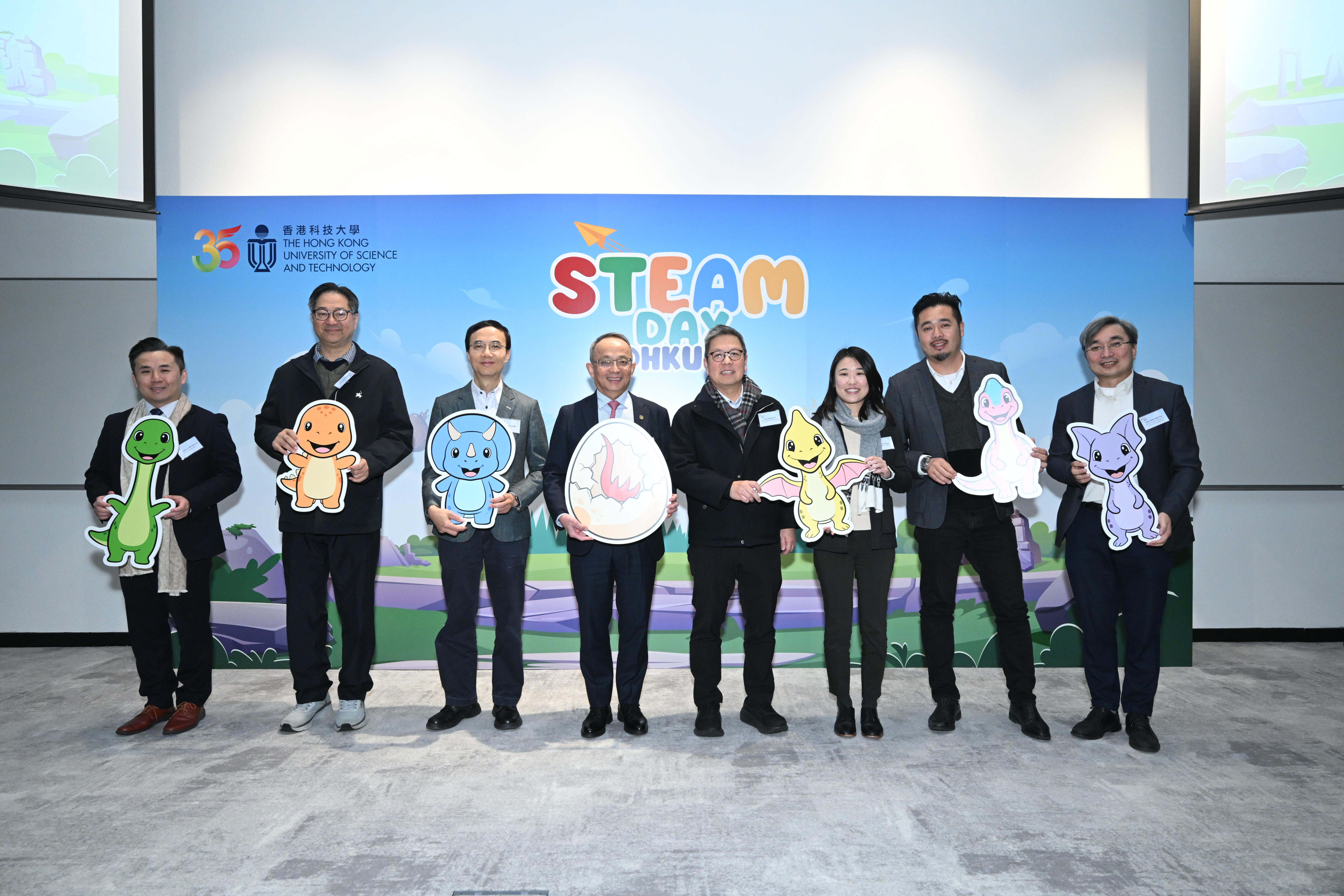 The opening ceremony of “STEAM Day@HKUST”, organized by the Center for Global and Community Engagement under the HKUST School of Engineering was held today. Officiating guests included Prof. Tim CHENG, HKUST Vice-President for Research and Development (fourth left); Prof. Jimmy FUNG, HKUST Associate Provost (Teaching and Learning) (third left); Prof. Hong K. LO, HKUST Dean of Engineering (fourth right); Prof. Tim WOO, HKUST Director of Center for Global and Community Engagement (first right); Ms. LAM I-Chin