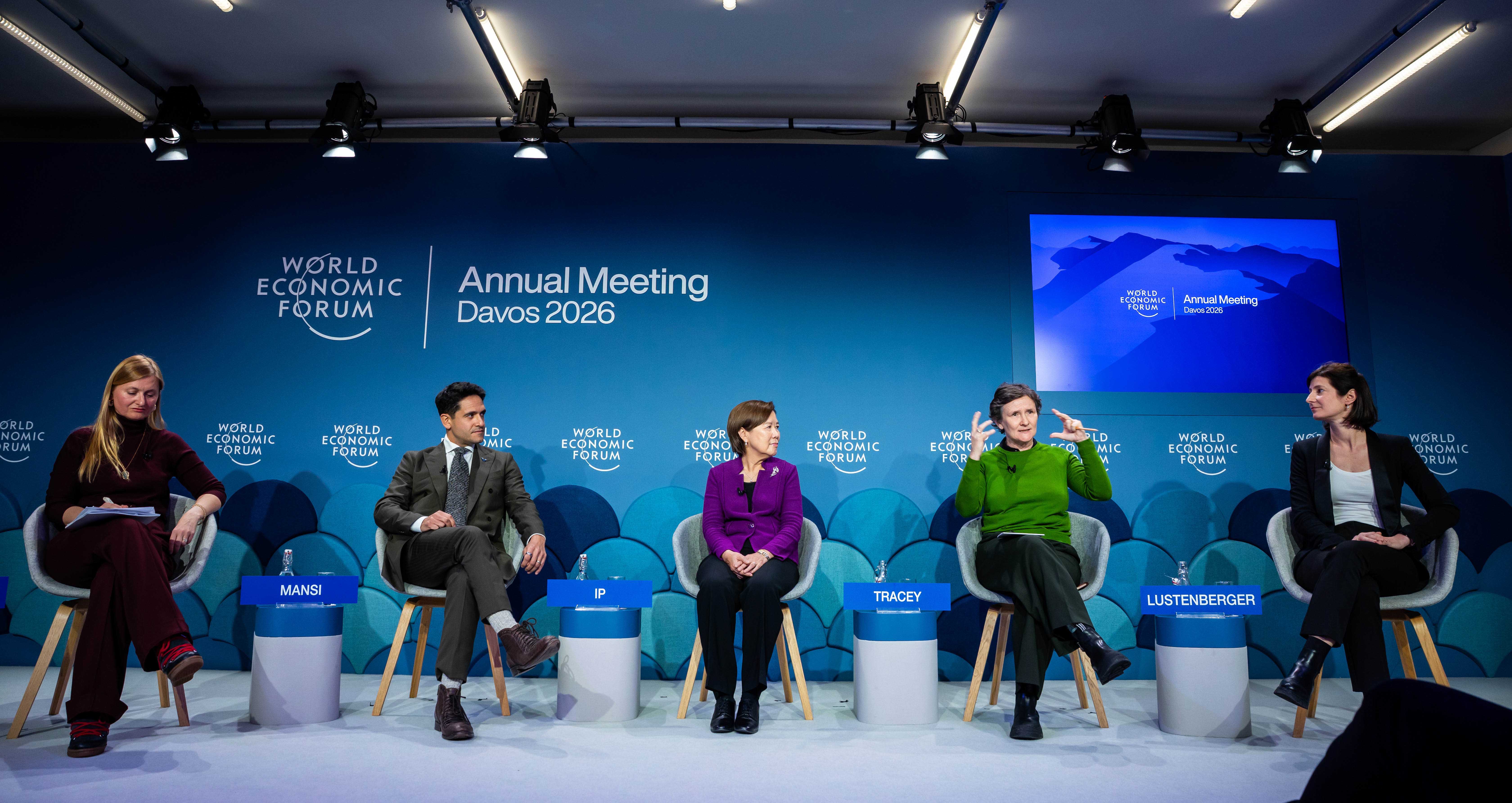 葉校長（中）與參與研討會的主講嘉賓，包括牛津大學校長Irene TRACEY教授（右二）、蘇黎世聯邦理工學院睡眠實驗室負責人Caroline LUSTENBERGER博士（右一）及醫療科技公司Viz.ai行政總裁及聯合創始人Chris MANSI博士（左二），以及主持人、《前沿》期刊聯合創始人兼行政總裁Kamila MARKRAM博士（左一）合照留念。（相片提供：世界經濟論壇）