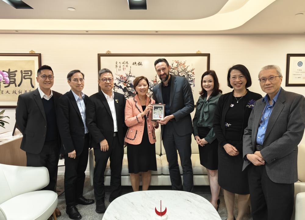 HKUST President Prof. Nancy IP (fourth left) presents souvenir to Prof. Michele ACUTO, Vice President and Pro-Vice Chancellor (Global Engagement) of the University of Bristol (fourth right), joined by Prof. Hong K. LO, Dean of Engineering (third left), Prof. Yung Hou WONG, Dean of Science (second left), Dr. Alison LLOYD, Associate Provost (Institutional Data and Research) (third right), Ms. Yvonne HO, Associate Vice-President (Projects) (second right) and Prof. Kin Ying MOK, Chief Medical Officer.