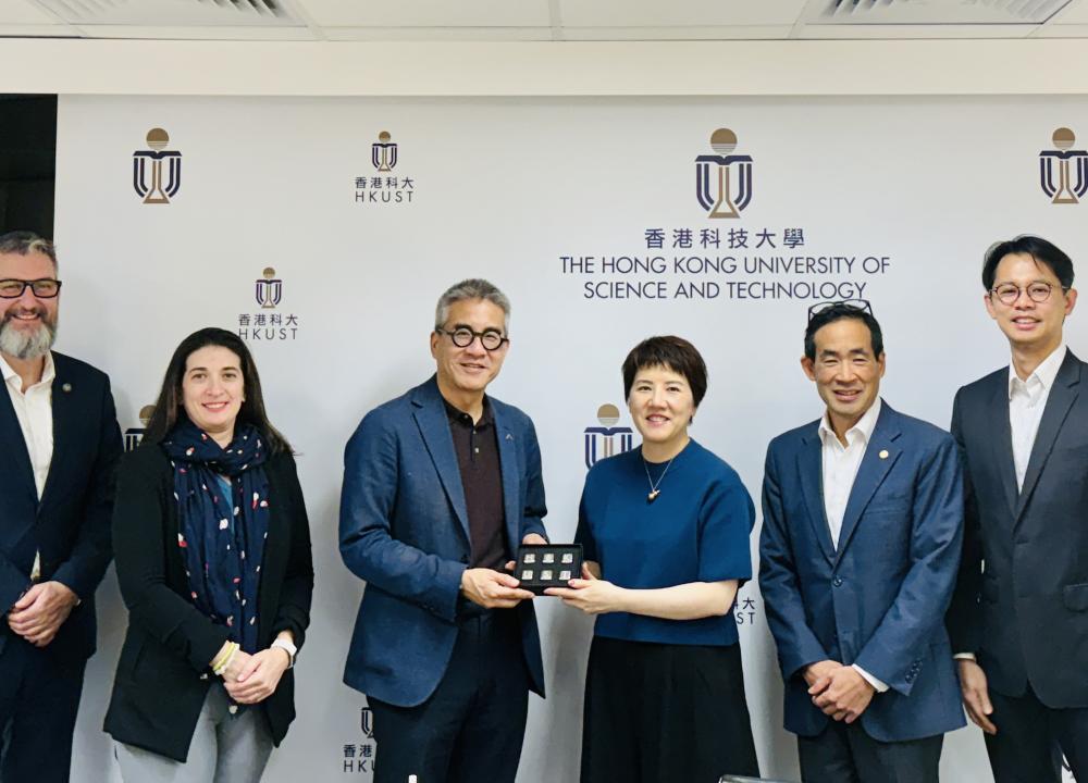 助理副校长（环球事务）吴丽萍教授（右三）、科大霍英东研究生院署理院长施毅明教授（右二）、工商管理学院副院长兼环球商业管理课程主任许达钧教授（右一），以及公共政策学部署理主任暨教授穆绮兰教授（左二），与多伦多大学副校长（国际事务）及Joseph WONG教授（左三）及协理副校长（国际合作）Alex MIHAILIDIS教授（左一）合照留念。