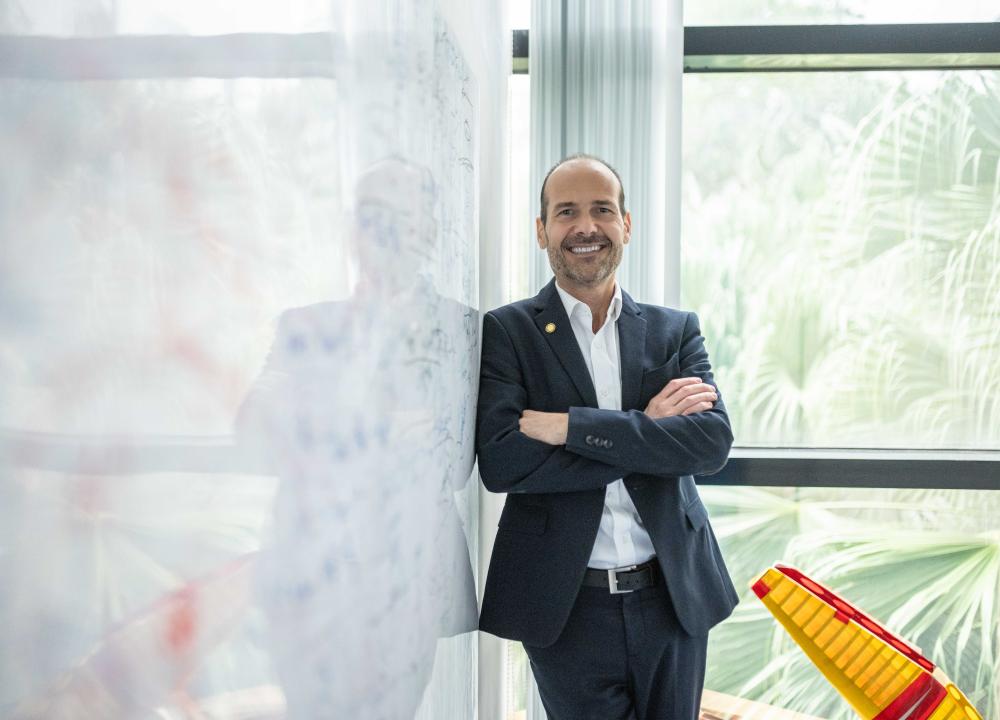 Prof. Stephane REDONNET Bridges Fundamental and Applied Research in Fluid Mechanics and Acoustics